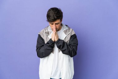 Genç, havalı bir adam dua ediyor, bağlılık gösteriyor, dindar biri ilahi ilhamı arıyor..