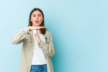 Kafkasyalı genç bir kadın mola veriyor..