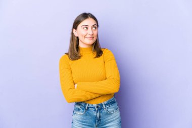 Genç beyaz kadın hedeflerine ve amaçlarına ulaşmayı hayal ediyor.