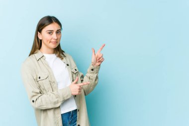 Kafkasyalı genç bir kadın işaret parmağıyla fotokopi alanını göstererek şok oldu..
