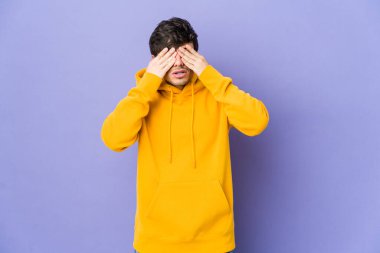 Genç havalı adam elleriyle gözlerini kapatmaktan korkuyor..