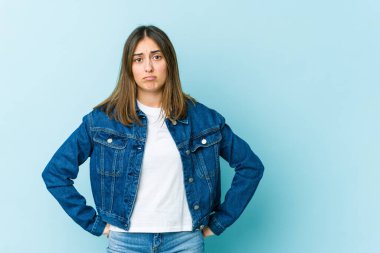 Kafkasyalı genç bir kadın yanakları siliyor, yorgun bir ifadesi var. Yüz ifadesi kavramı.