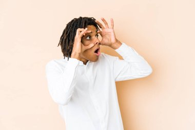 Genç Afro-Amerikan Rasta bir başarı fırsatı bulmak için gözlerini açık tutuyor..