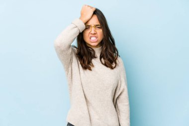 Latin kökenli genç bir kadın bir şeyi unutuyor. Alnına avuç içiyle vurup gözlerini kapıyor..