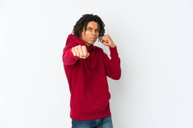 Genç Afrikalı Amerikalı Rasta adam bir tartışma yüzünden yumruk, öfke ve kavga atıyor, boks yapıyor..