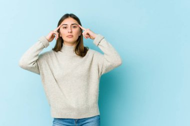 Kafkasyalı genç kadın bir işe odaklanmış, işaret parmaklarını işaret ediyor..