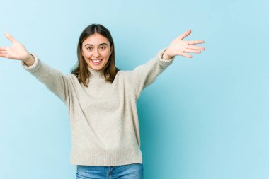 Genç beyaz kadın kameraya sarıldığı için kendinden emin..