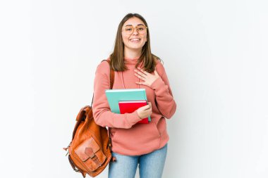 Beyaz fırında izole edilmiş genç bir bayan elini göğsüne koyduğunda kahkahalar atıyor..