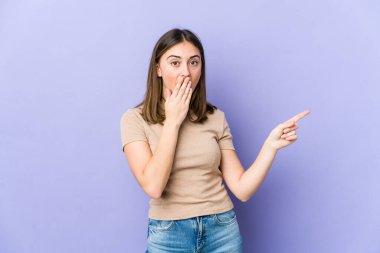 Yan tarafı gösteren beyaz bir kadın.