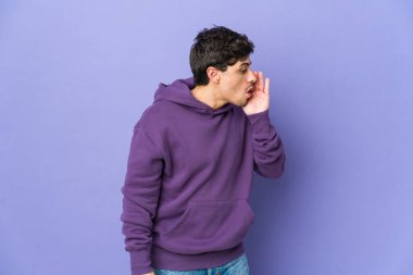 Genç havalı adam gizli bir sıcak fren haberi veriyor ve yan bakıyor.