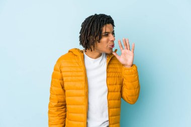 Genç melez adam gizli bir sıcak fren haberi veriyor ve yana bakıyor.