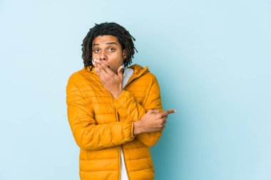 Genç melez adam yan tarafı işaret ediyor.