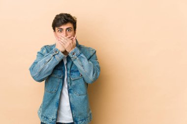 Genç havalı adam elleriyle ağzını kapatırken şok oldu..