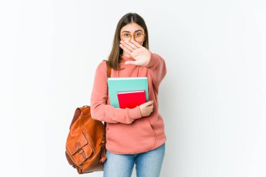 Beyaz fırında izole edilmiş genç bir kız öğrenci inkar jesti yapıyor.