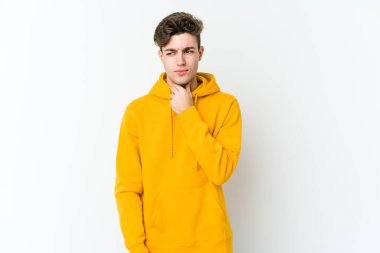 Beyaz arka planda izole edilmiş genç beyaz bir adam virüs veya enfeksiyon yüzünden boğazında ağrı hissediyor..