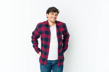 Genç havalı adam mutlu, güler yüzlü ve neşeli..