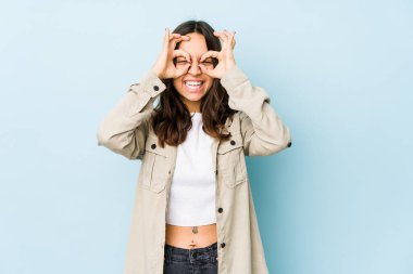 Genç, Latin kökenli, heyecanlı bir kadın. Gözünü dört aç..