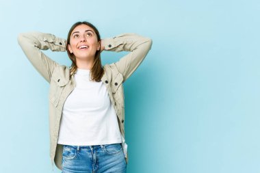 Kafkasyalı genç bir kadın kendini güvende hissediyor, elleri başının arkasında..