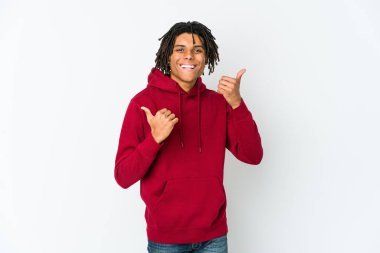 Genç Afrikalı Amerikalı Rasta adam iki parmağını da kaldırıyor, gülümsüyor ve kendinden emin..