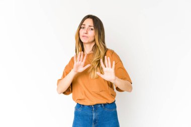 Beyaz arka planda izole edilmiş beyaz bir kadın tiksinti belirtisi gösteren birini reddediyor..