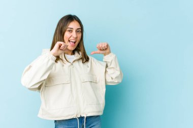 Genç beyaz kadın gururlu ve kendinden emin hissediyor, örnek olarak..