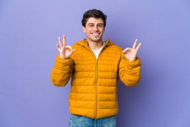 Havalı, neşeli ve kendine güvenen genç adam iyi bir jest yapıyor..