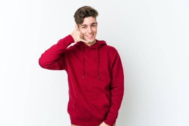 Beyaz arka planda izole edilmiş genç beyaz bir adam parmakları olan bir cep telefonu hareketi gösteriyor..