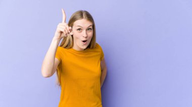 Mor arka planda izole edilmiş genç sarışın kadının bir fikri, ilham konsepti var..