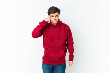 Genç, havalı bir adam şakağı parmağıyla işaret ediyor, düşünüyor, bir göreve odaklanıyor..