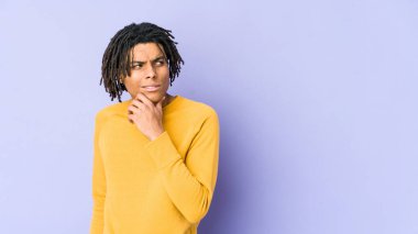 Rasta saç stili giyen genç siyahi adam virüs veya enfeksiyon yüzünden boğazında ağrı hissediyor..