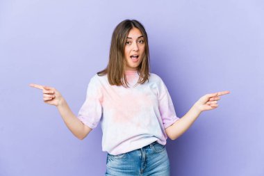 Kafkasyalı genç kadın farklı kopya alanlarını gösteriyor, birini seçiyor, parmaklarıyla gösteriyor..