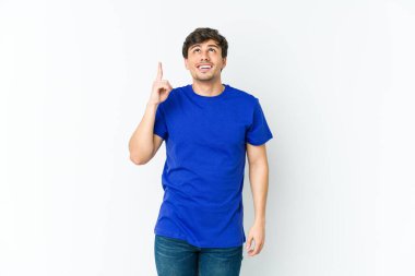 Genç havalı adam iki elini de havaya kaldırarak boş bir alan gösteriyor..