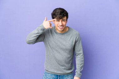 Genç havalı adam işaret parmağıyla hayal kırıklığı jesti yapıyor..