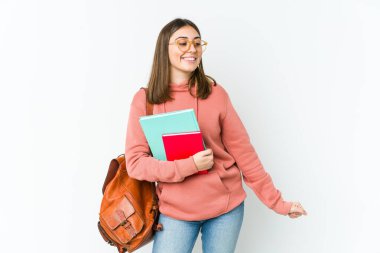 Genç bir bayan izole edilmiş beyaz fırında dans ediyor ve eğleniyor..