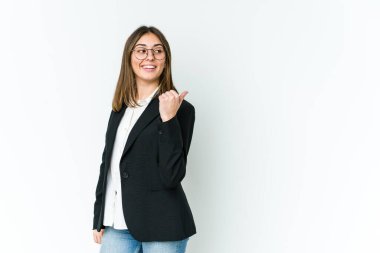 Genç beyaz iş kadını başparmağıyla işaret ediyor, gülüyor ve kaygısız..