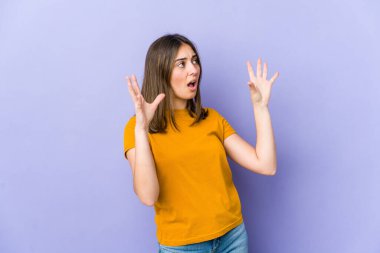 Kafkasyalı genç bir kadın gökyüzüne doğru bağırıyor, yukarı bakıyor, hayal kırıklığına uğramış..