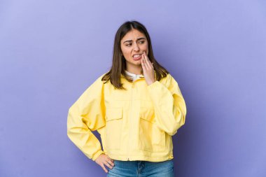 Genç beyaz kadın güçlü bir diş ağrısı, azı dişi ağrısı var..