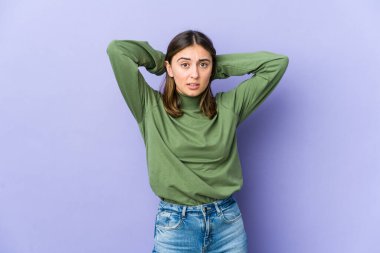 Beyaz bir kadın başının arkasına dokunuyor, düşünüyor ve bir seçim yapıyor..