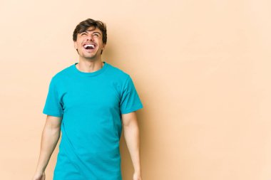 Genç havalı adam çok sinirli, öfkeli ve sinirli bağırıyor..