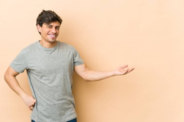 Genç havalı adam hoş bir yüz ifadesi gösteriyor..