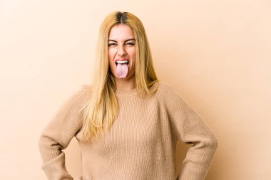 Genç, sarışın, beyaz, komik ve dost canlısı bir kadın..