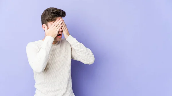 Jovem Caucasiano Isolado Fundo Roxo Com Medo Cobrir Olhos Com — Fotografia de Stock