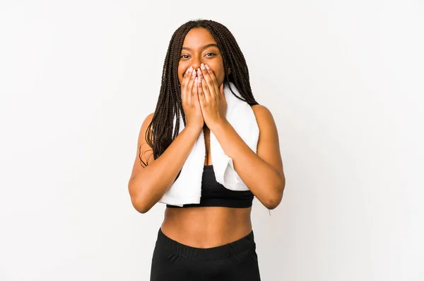 Jonge Afrikaanse Amerikaanse Sport Vrouw Geïsoleerd Lachen Iets Bedekken Mond — Stockfoto