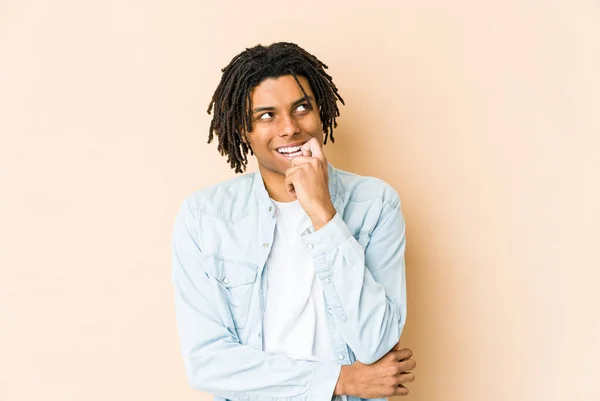 Joven Afroamericano Rasta Hombre Relajado Pensando Algo Mirando Espacio Copia — Foto de Stock