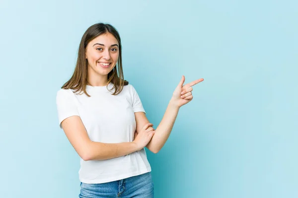 Jeune Femme Caucasienne Souriante Pointant Joyeusement Avec Index Loin — Photo