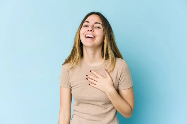 Joven Mujer Caucásica Aislada Sobre Fondo Azul Ríe Voz Alta — Foto de Stock