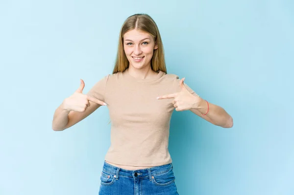 Junge Blonde Frau Isoliert Auf Blauem Hintergrund Person Zeigt Mit — Stockfoto