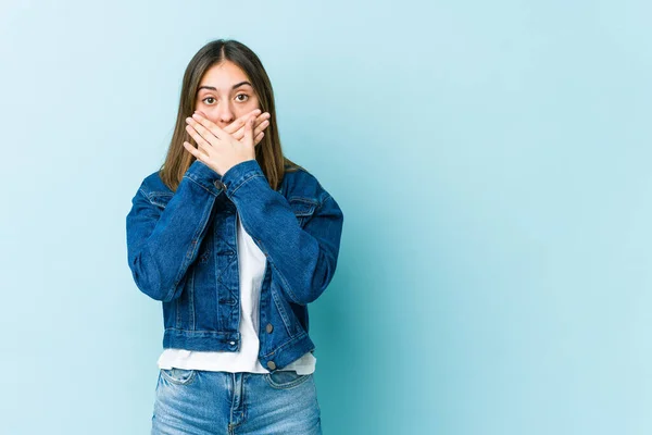 Joven Mujer Caucásica Sorprendida Cubriendo Boca Con Las Manos — Foto de Stock