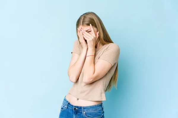 Junge Blonde Frau Isoliert Auf Blauem Hintergrund Blinzelt Ängstlich Und — Stockfoto