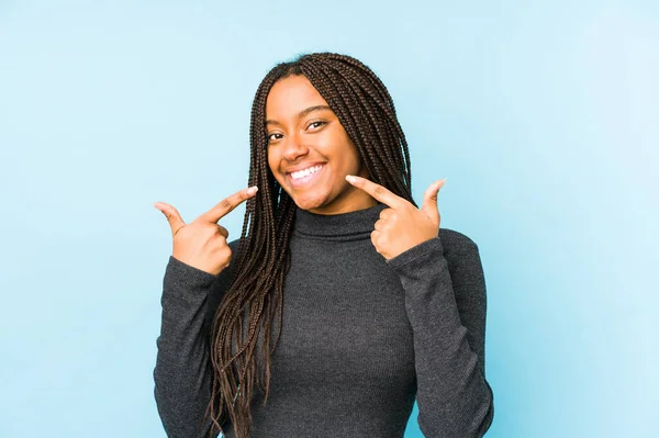 Молодая Африканская Американка Изолированная Синем Фоне Улыбается Указывая Пальцем Рот — стоковое фото
